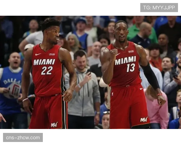 关键时刻:巴特勒底线突破吸引三人包夹,击地传球助攻阿德巴约绝平